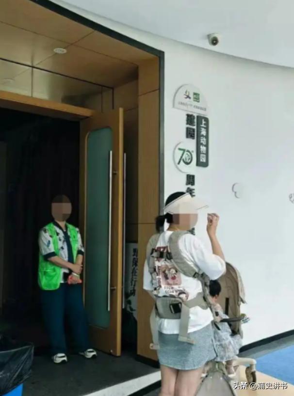 夫妻带10个月大的婴儿游览上海动物园，用奶瓶给孩子喂奶却遭到工作人员的粗暴驱逐！