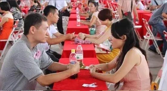 哪里来的自信？女生上台相亲，开口提的四个条件，震惊全场！王婆的眼神告诉姑娘，许愿