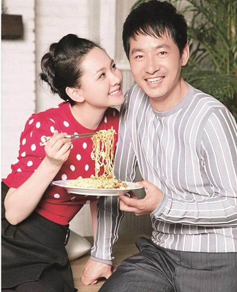 一次，主持人小心翼翼地问程莉莎:“当初你追了郭晓冬几年？”程莉莎掩嘴偷笑，不料下