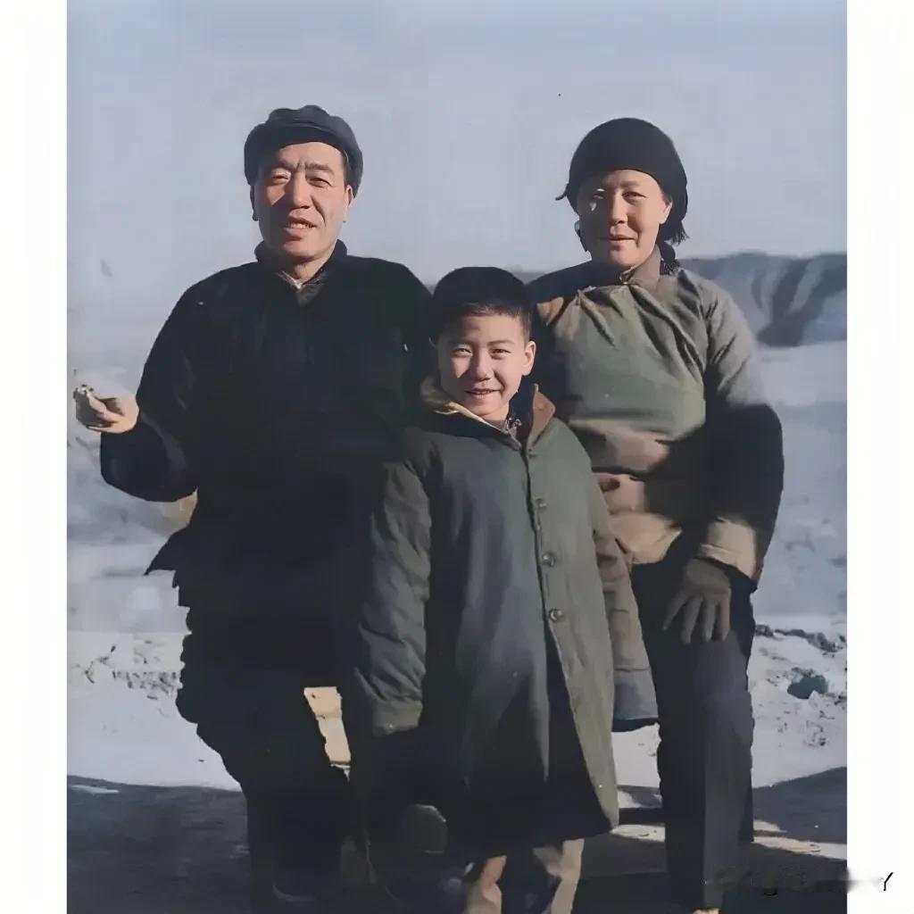 这是陈永贵与妻子宋玉林和儿子陈明亮的一张珍贵合影，拍摄于上世纪70年代初，都收藏