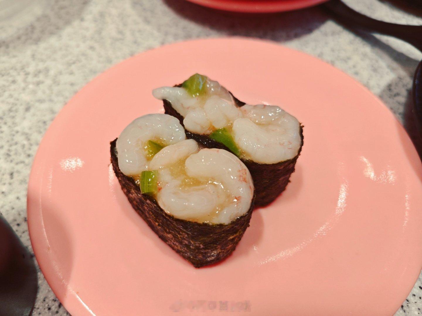 #国庆宅家松弛感##国庆打卡日记# 小长假最后一天的中午打卡寿司和拉面，店员小哥