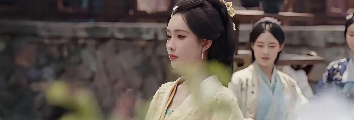 孟子义何与《百花杀》首播翻车严重，被网友诟病为《翘楚》2.0。过度磨皮滤镜毁掉画