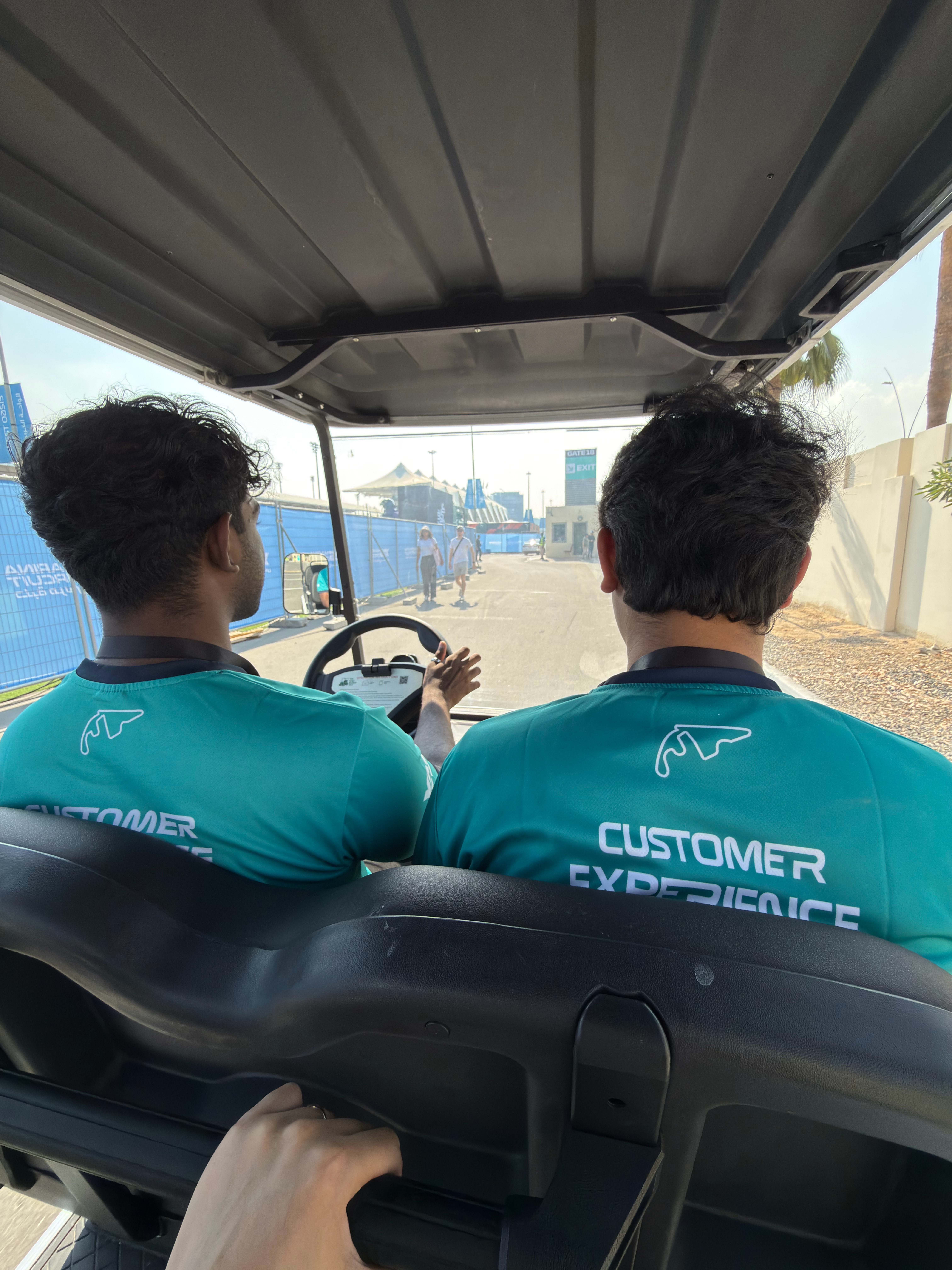 阿布扎比大奖赛的媒体车挺萌F12025F1阿布扎比大奖赛 阿联酋·亚斯玛瑞纳赛道