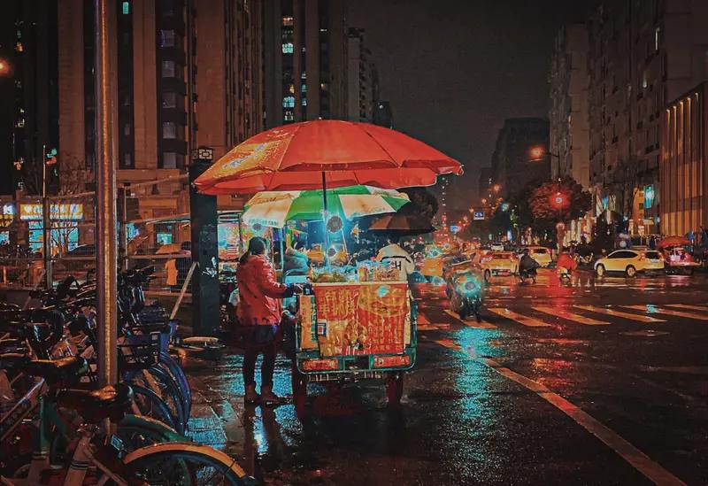 月入六千能不能养家，这可没法一概而论。
在一线城市，像深圳，生活成本高。有位女士