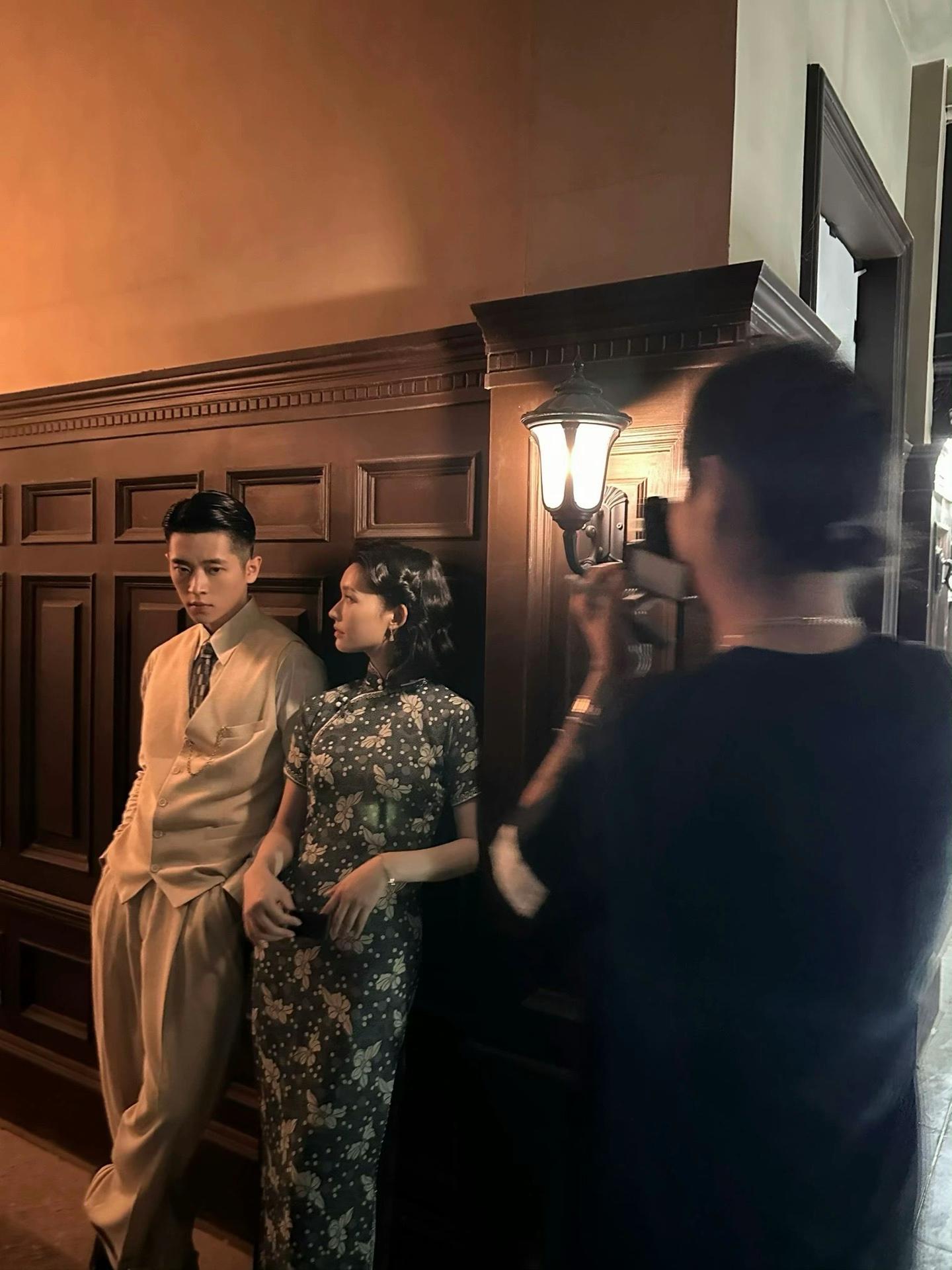 “后来姑姑陪姑父，一同出国经商”