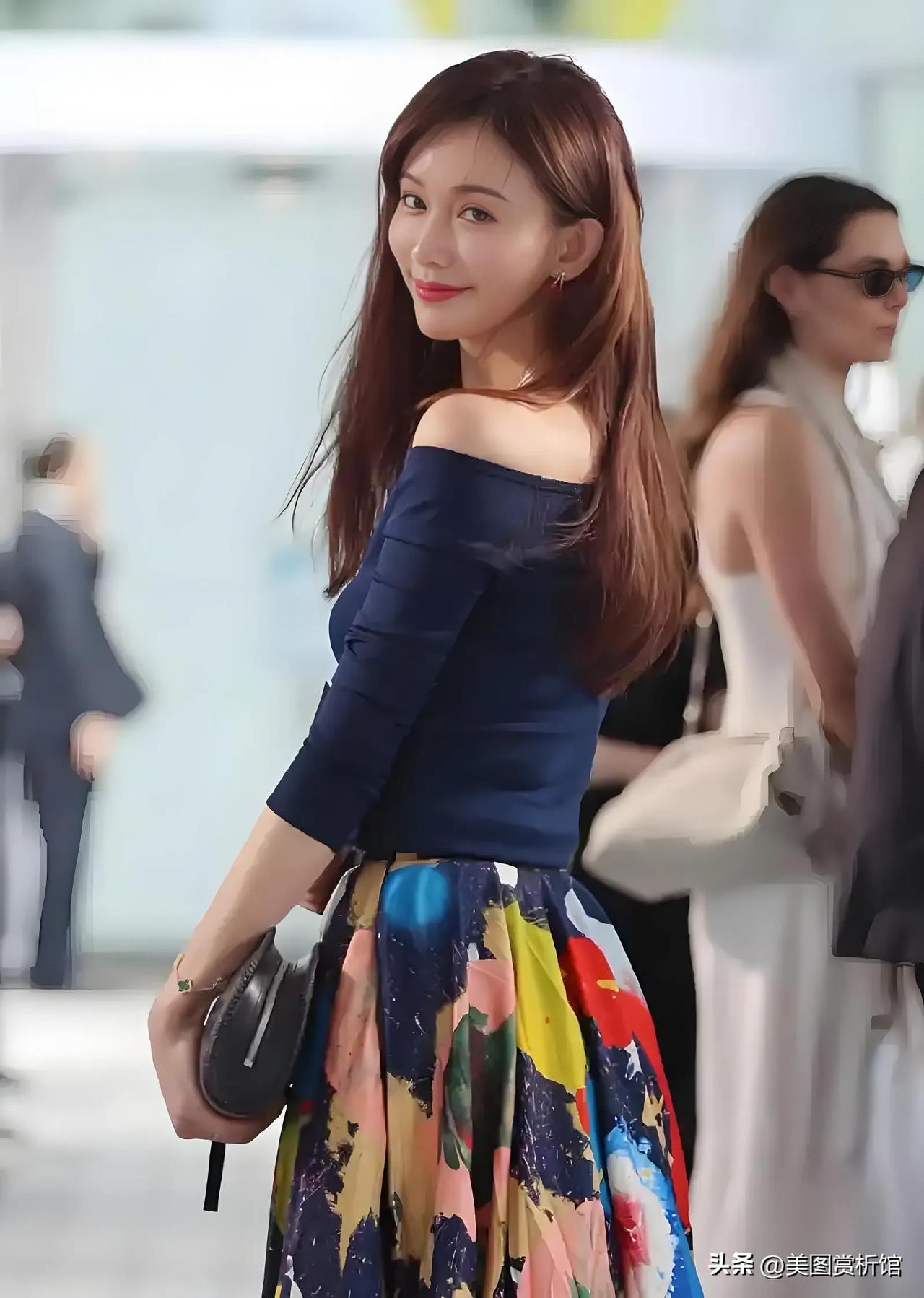 各位看官觉得呢？你们更欣赏她这种自律的美丽，还是更推崇"人生苦短及时行乐"的生活