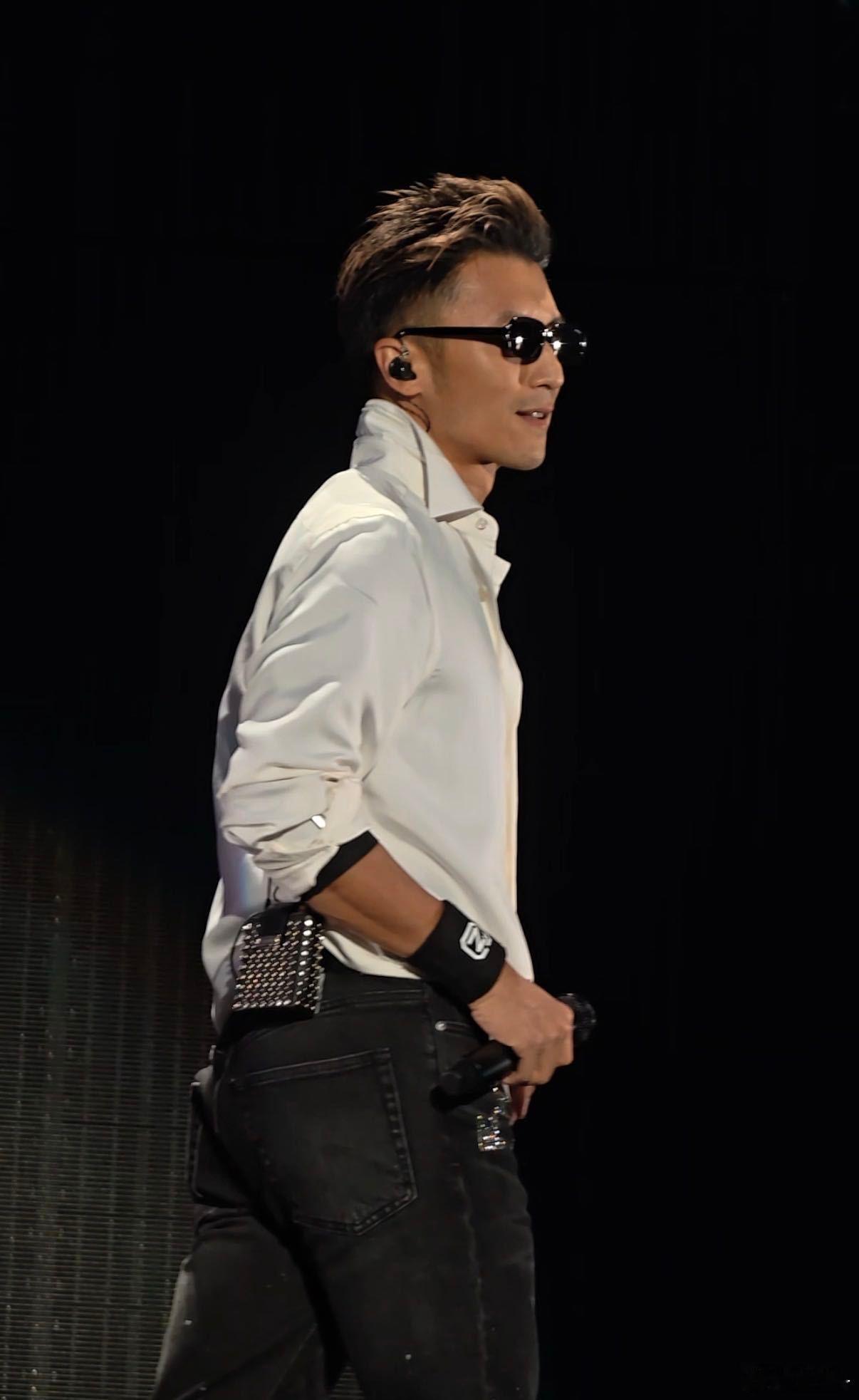 谢霆锋白衬衫是白月光级别 演唱会解锁白衬衫！瞬间有青春男大那味，内搭略见外，求d