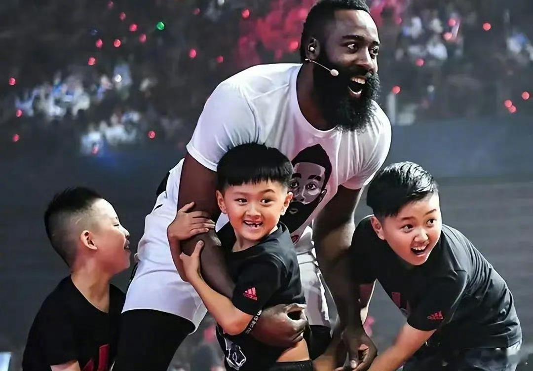 哈登人气为何这么高  哈登的人气为何这么高？是因为他潇洒飘逸的审判之投？是因为他