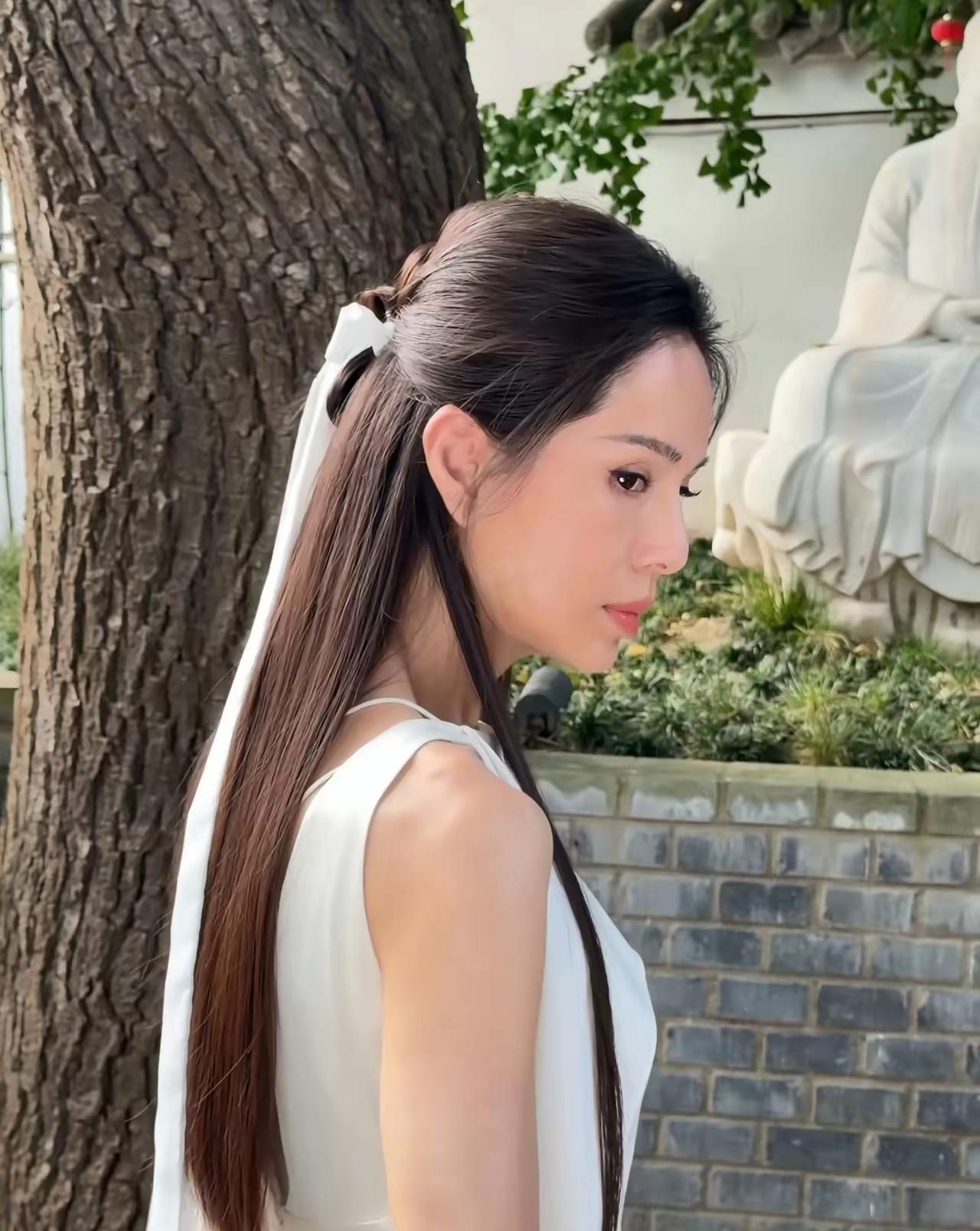 李惹彤出演小龙女的时候，是29岁，如今60岁，又重回当初小龙女的拍摄地，几十年过
