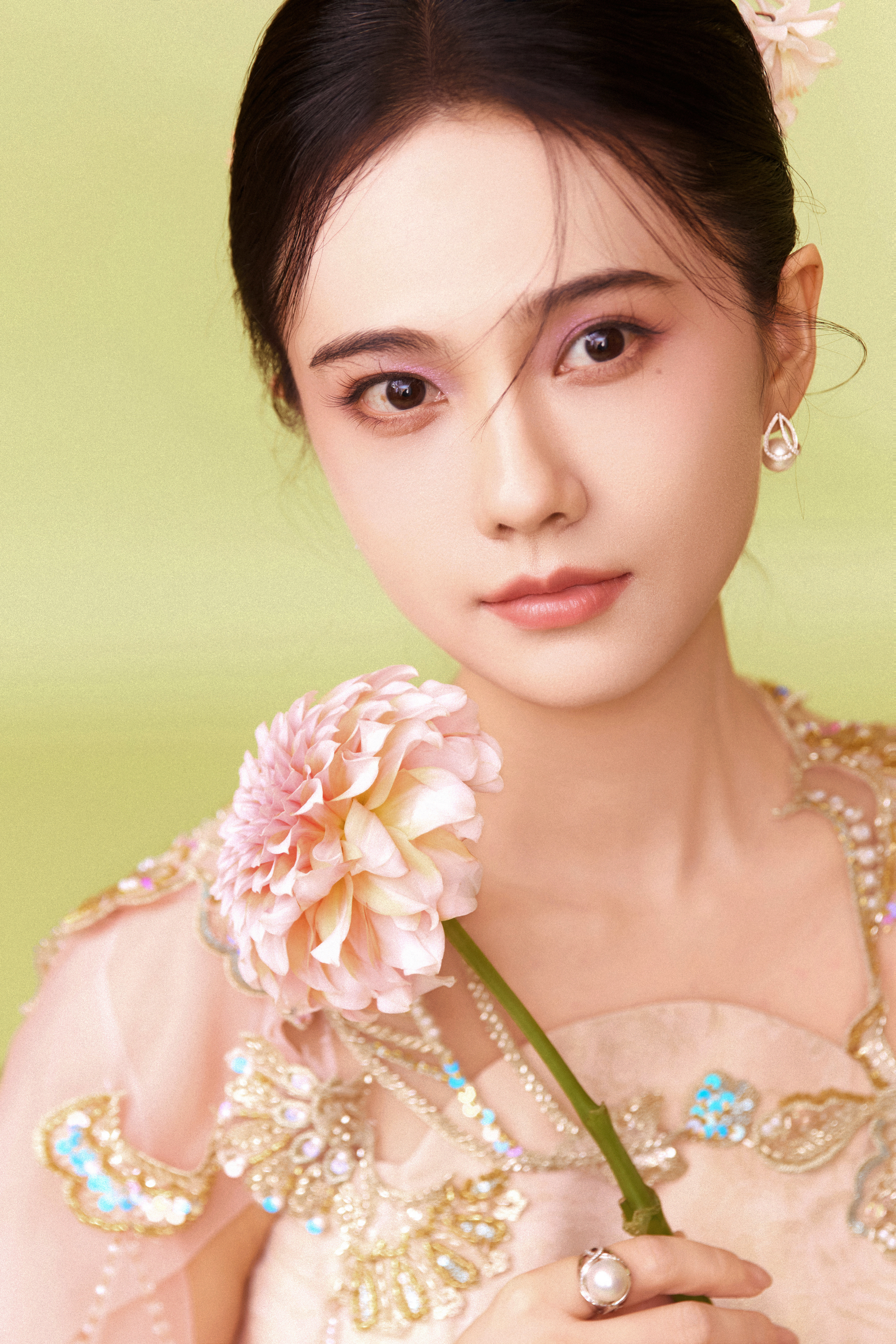姜珮瑶·淡粉国风长裙优雅登场，薄纱斗篷灵动飘逸，一颦一笑尽显东方美人风采。 