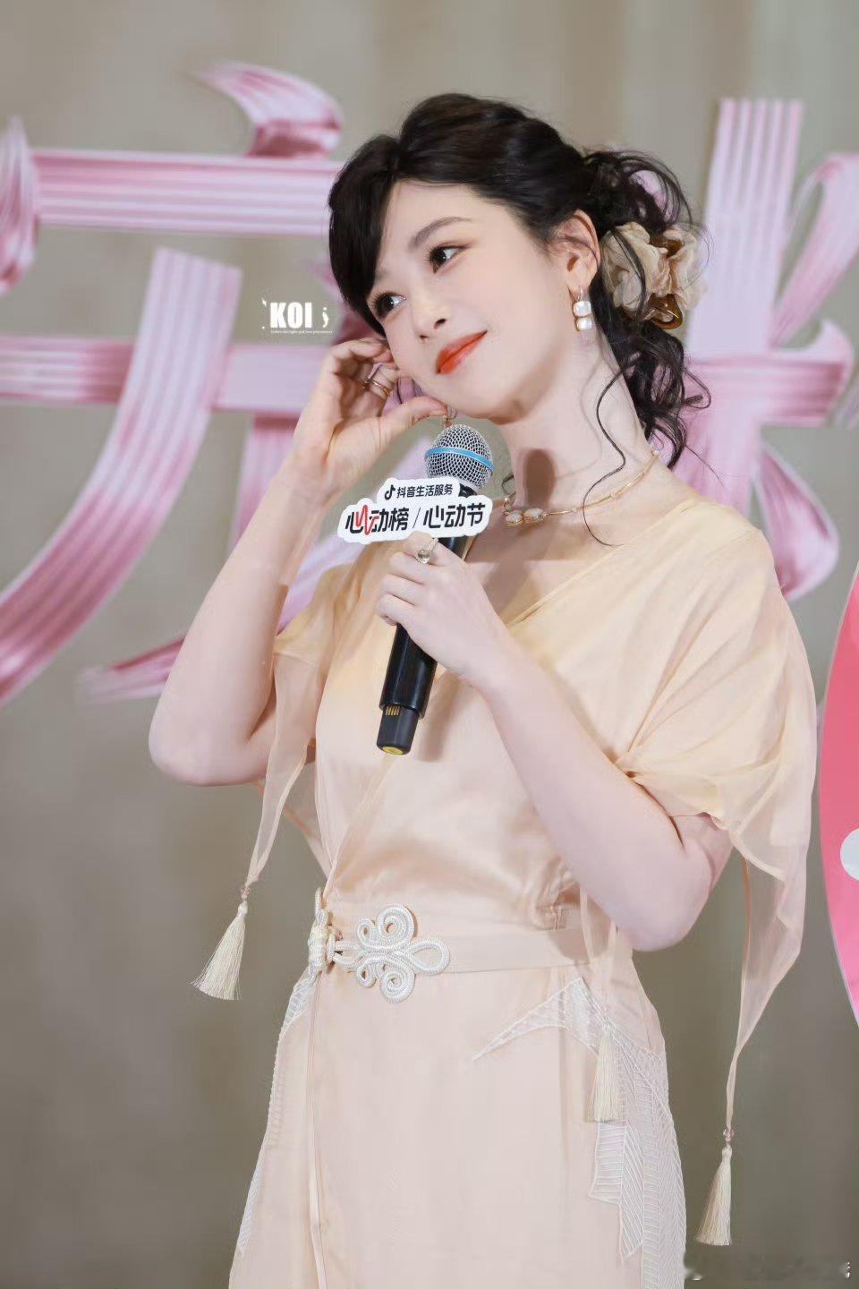 杨紫高定裸色裙造型，好温柔的美 爱上杨紫像呼吸一样简单 