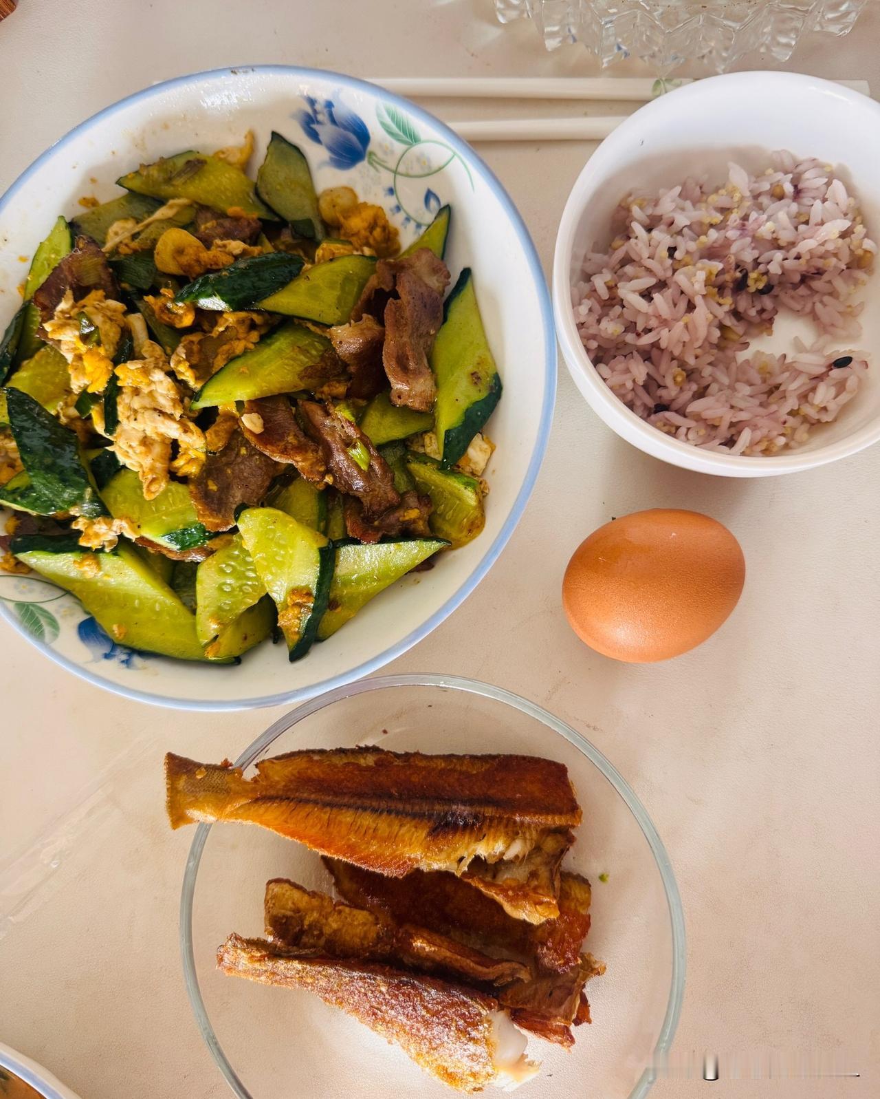 我的早饭简简单单，
猪肉鸡蛋炒黄瓜，
香煎小黄鱼，
杂粮饭+一个鸡蛋。
美味可口