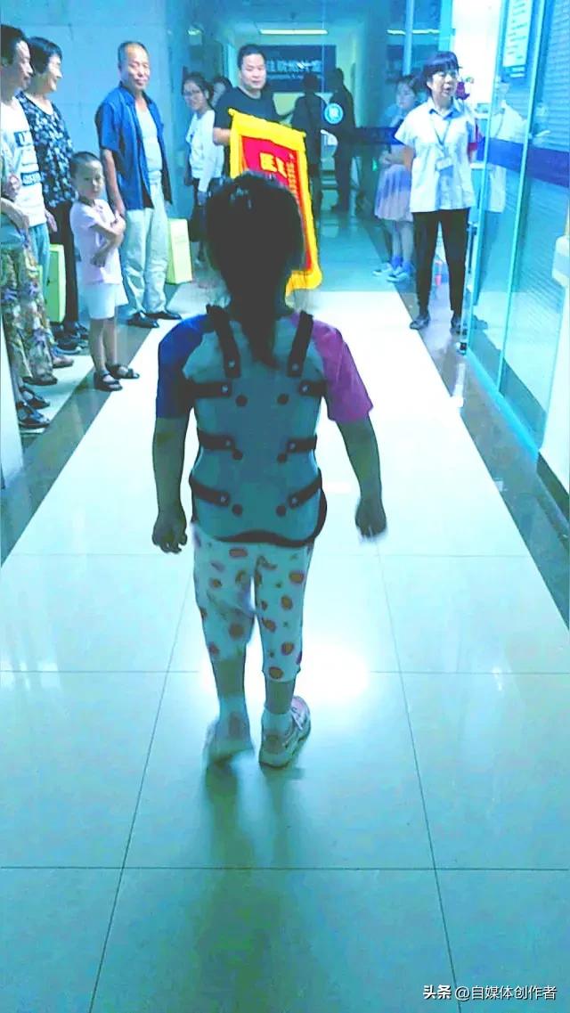 5岁罕见病男孩站起走路，五年坚守终迎光，这才是生命最硬的底色
 
四川一名5岁男