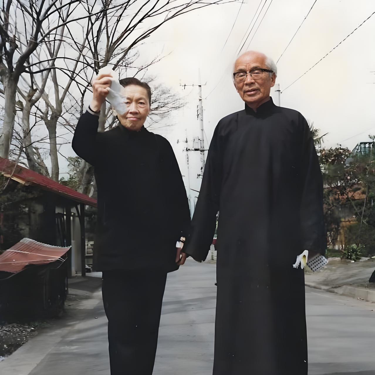 胡兰成和佘爱珍晚年过得多滋润？这是一张拍摄于1981年的老照片，画面里的俩老人倒