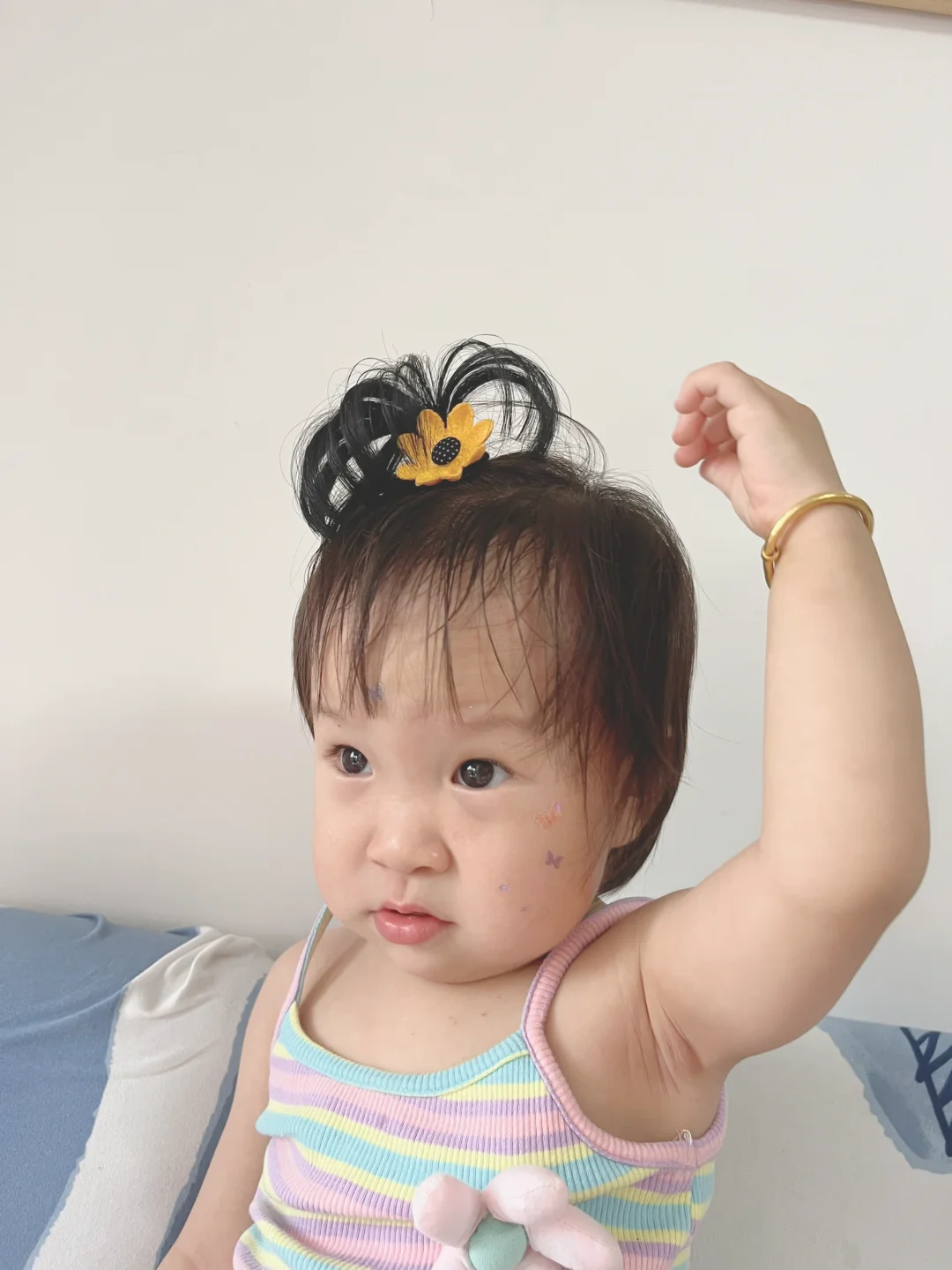是头上长了一朵小花花的妹子呀😄