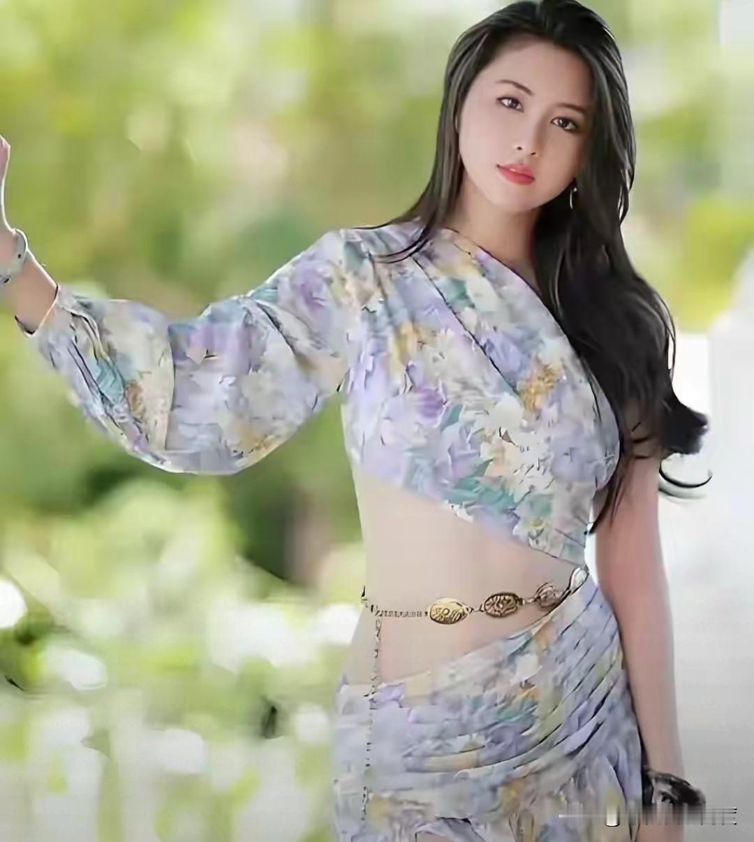 都说“微胖才是极品”，看到车模叶恺薇，我信了！

她被称作“六宫粉黛无颜色”，脸