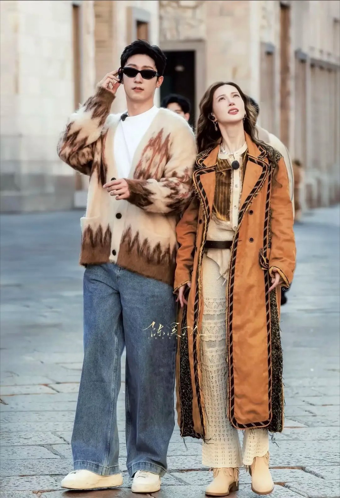 金晨把腿放到黄景瑜腿上这画面想想就很有看点！在《现在就出发3》里，金晨和黄景瑜之