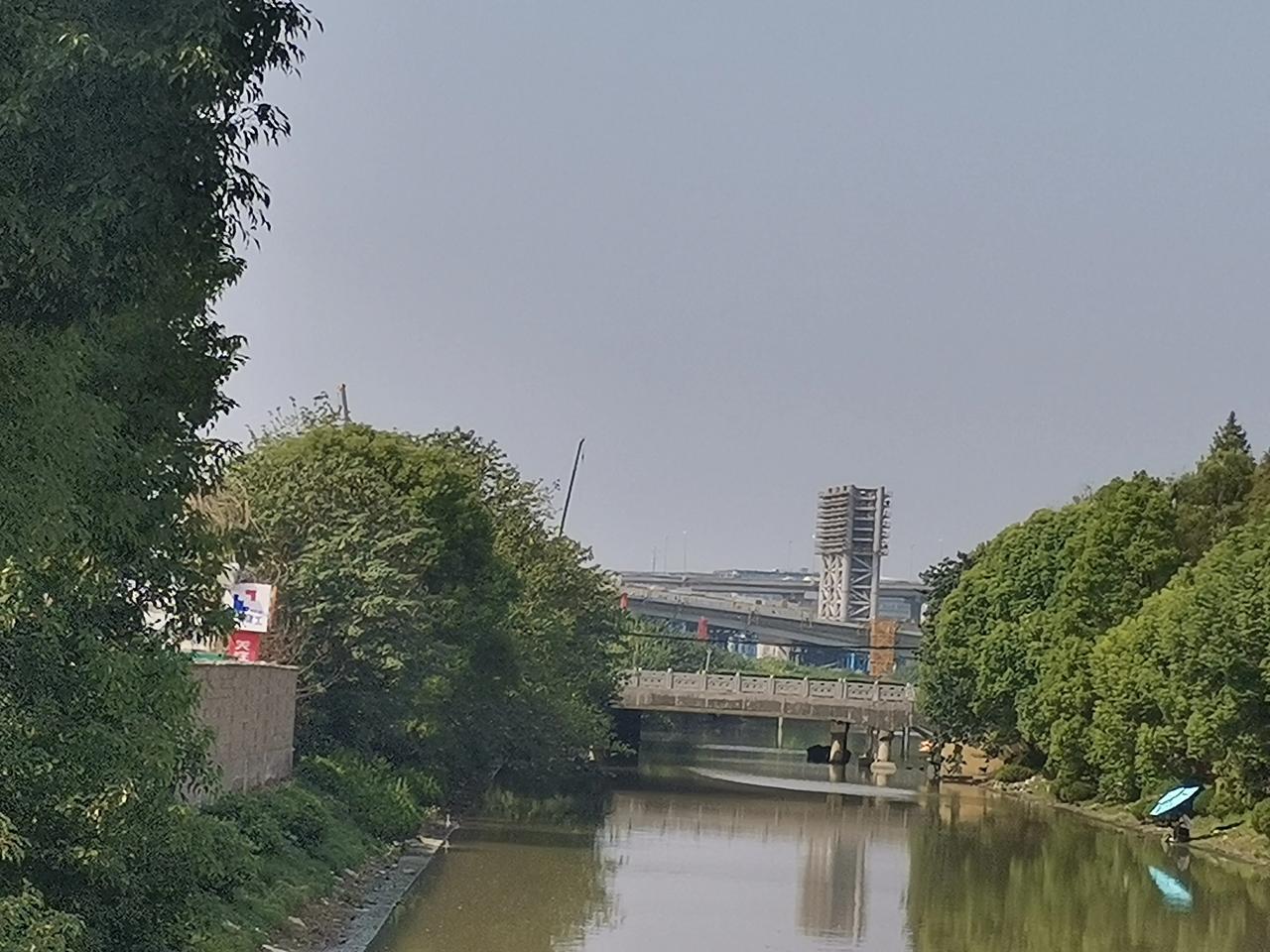 超级升降机？
有谁知道嘉闵高架与漕宝路快速路建设工地的这个高大的建筑是用来做啥的