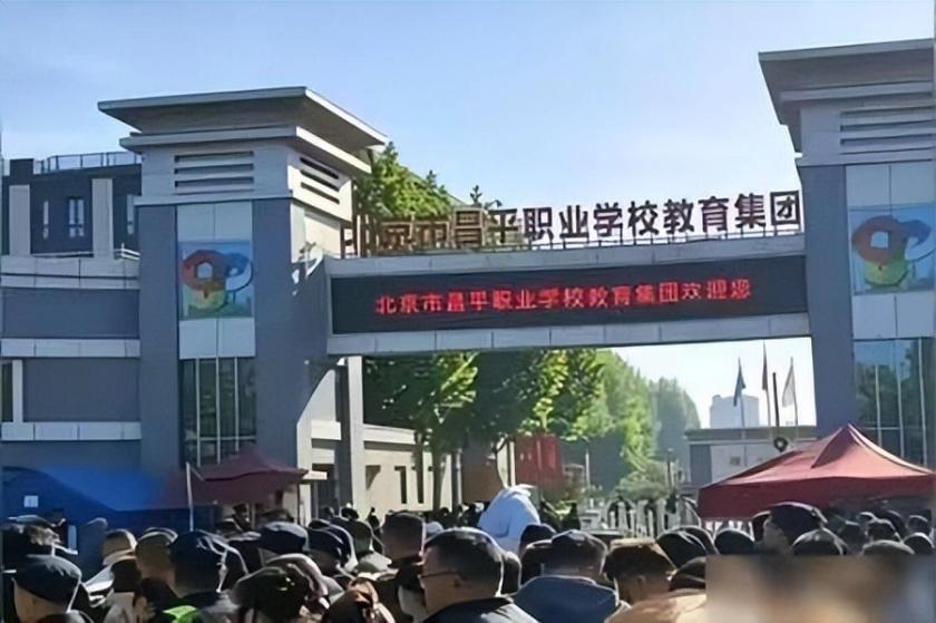放弃985、家长凌晨排队，录取率4%的职校咋就火了？

以前职校是“考不上普高的