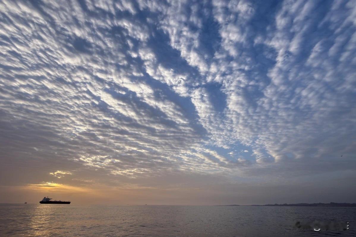 伊朗因美国持续封锁，再次关闭霍尔木兹海峡

霍尔木兹海峡的紧张态势骤然升级。伊朗
