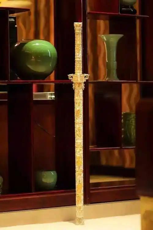 乾隆的陪葬品九龙宝剑有何传奇来历？川岛芳子和戴笠是因其而亡？

提到乾隆的陪葬品