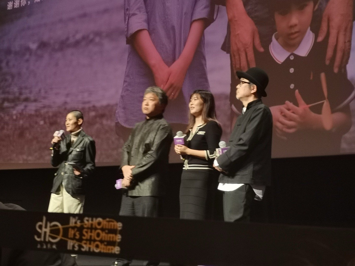 是枝裕和首映礼秀新中式上衣  咱就是说这样诚意满满的导演能不能多来一点啊？我特别