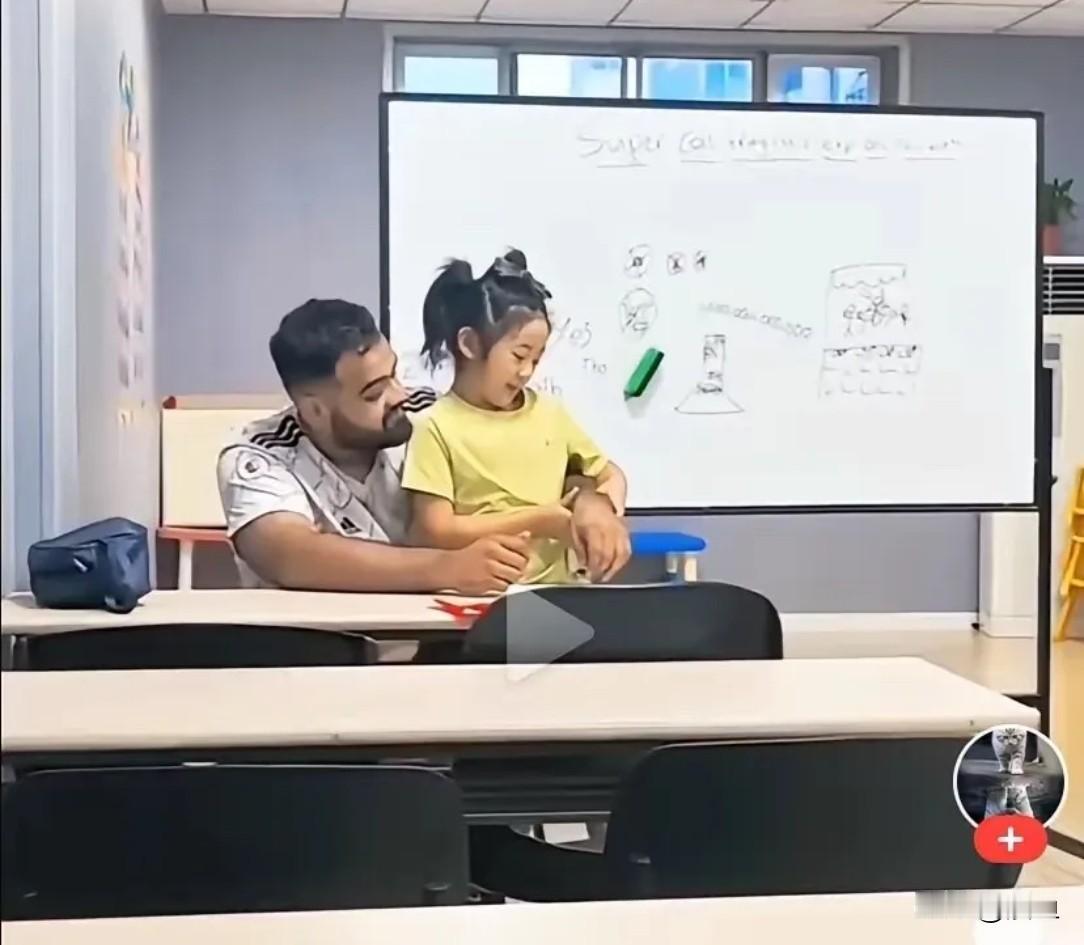 看到那个视频的时候，我真是一整个大无语。

视频里，一个大老爷们外教，直接把小女