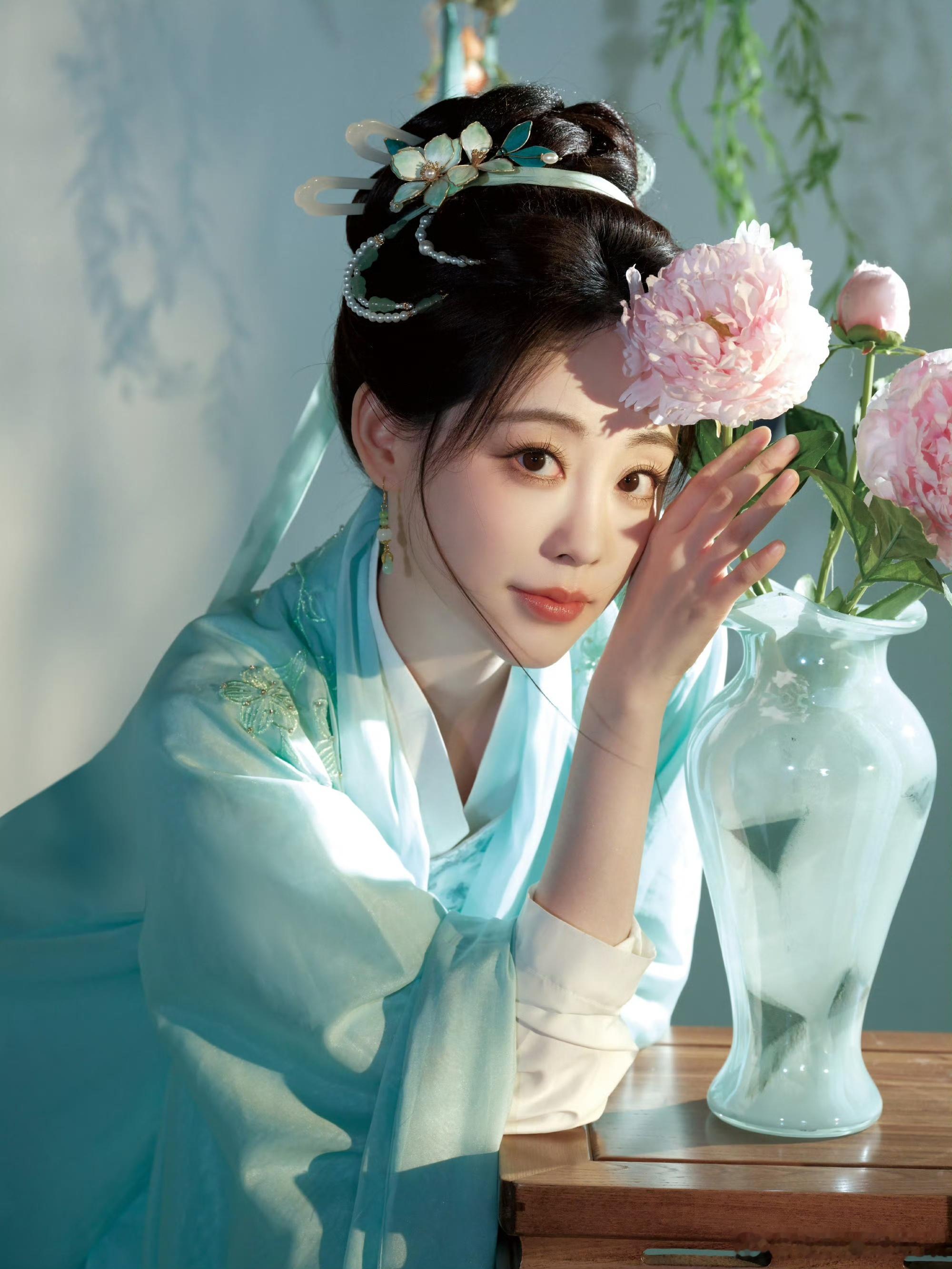 祝绪丹加盟和颂传媒 开启全新“绪”章！和颂的影视储备太丰富了，期待祝绪丹能拿到更