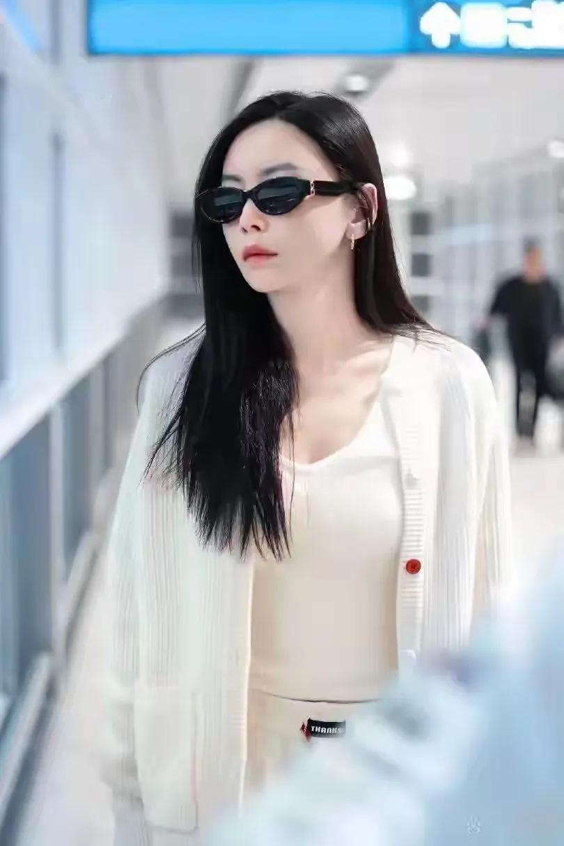 别再跟风买大牌了！于文文这套“零难度”穿搭才是真顶流！
一件白针织开衫+背心+直