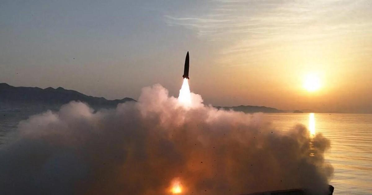 4月19日清晨6点10分，半岛东部海域突然传来震耳欲聋的巨响。5道刺眼的尾焰划破