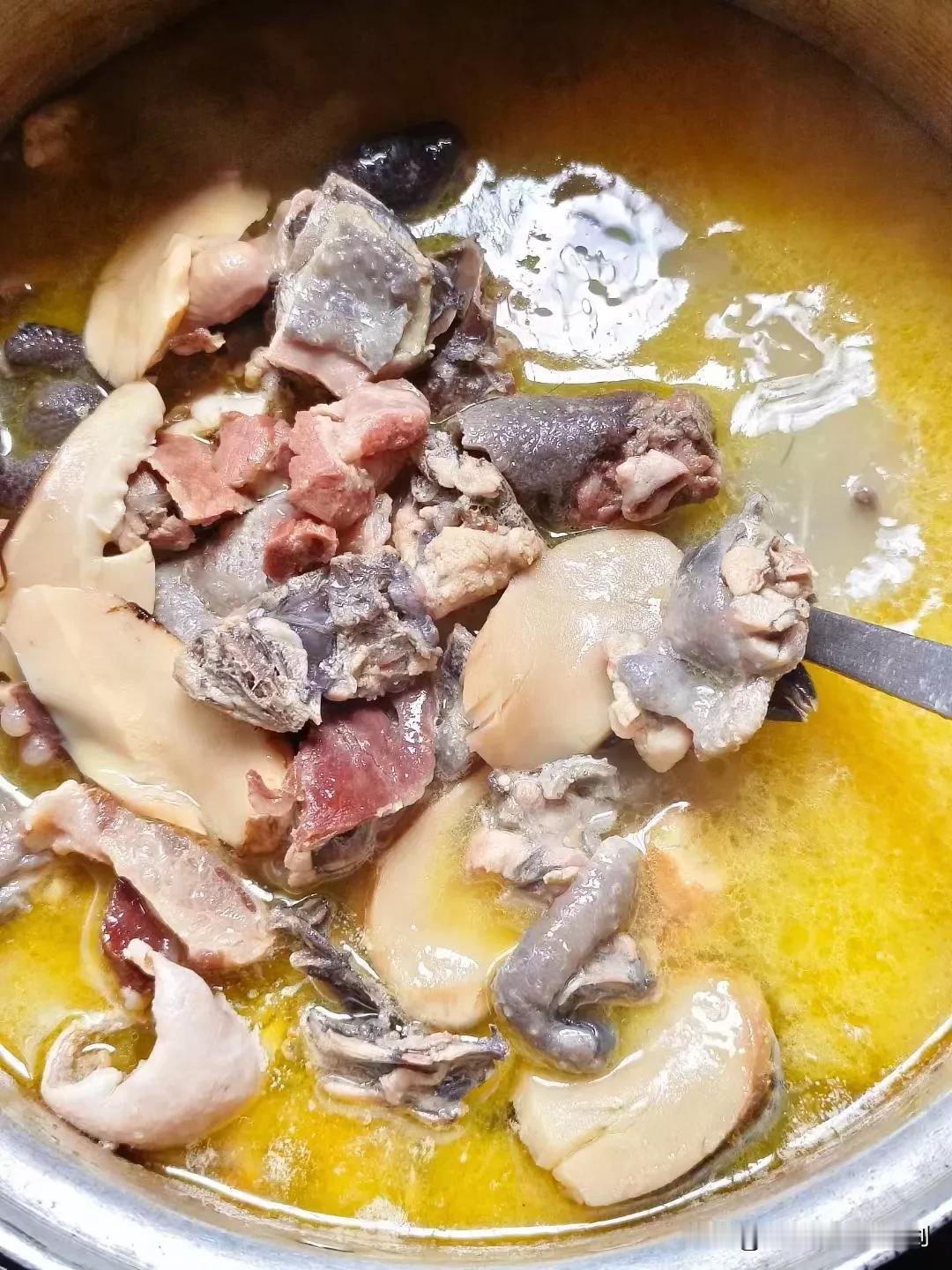 昨天本来吃老鹰肉，变成今天中午吃鸡肉，早上去放出来鸡，看到不见一只了。找到玉米地