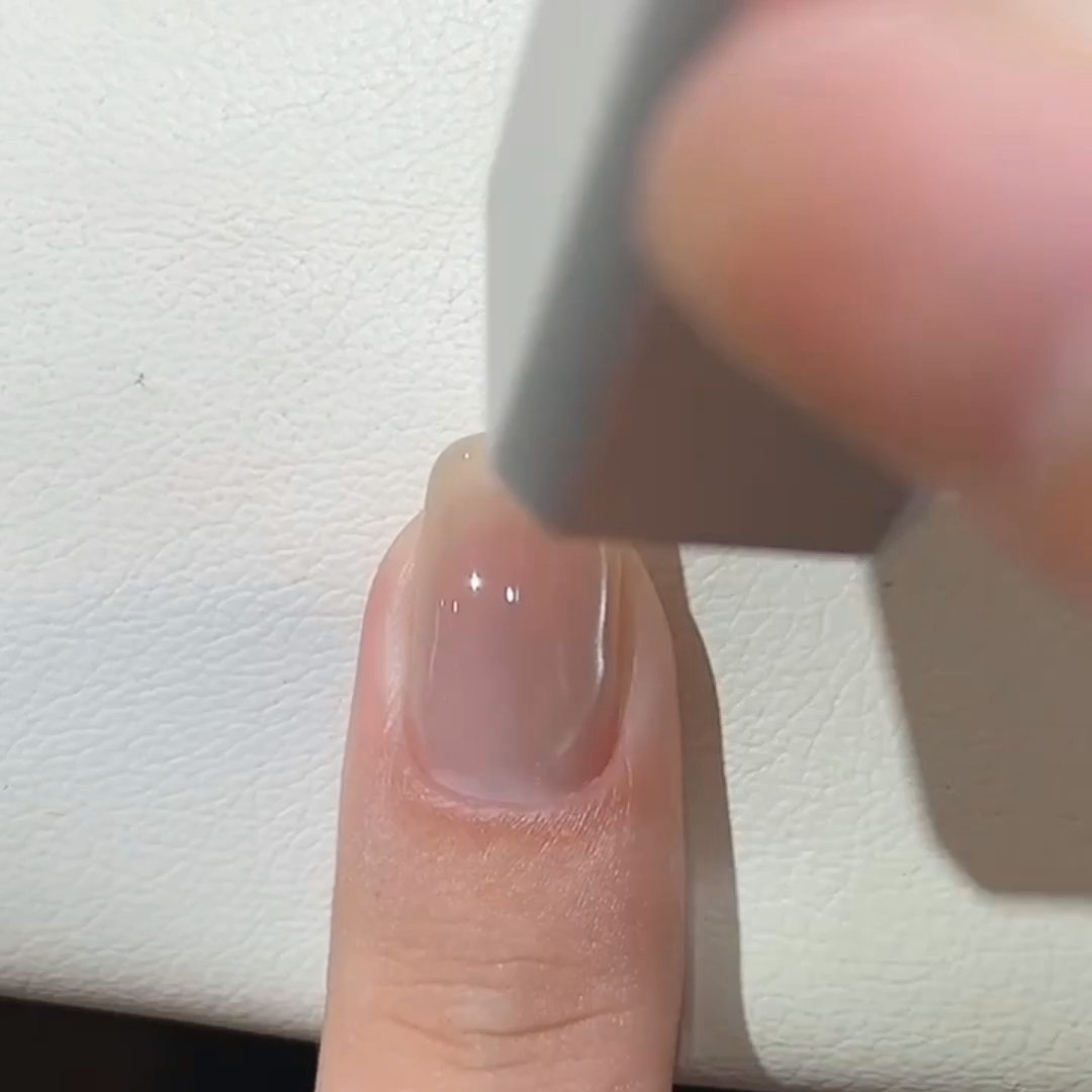 夏日温柔显白猫眼蓝色渐变美甲，阳光下blingbling的，海风一吹感觉整个人都
