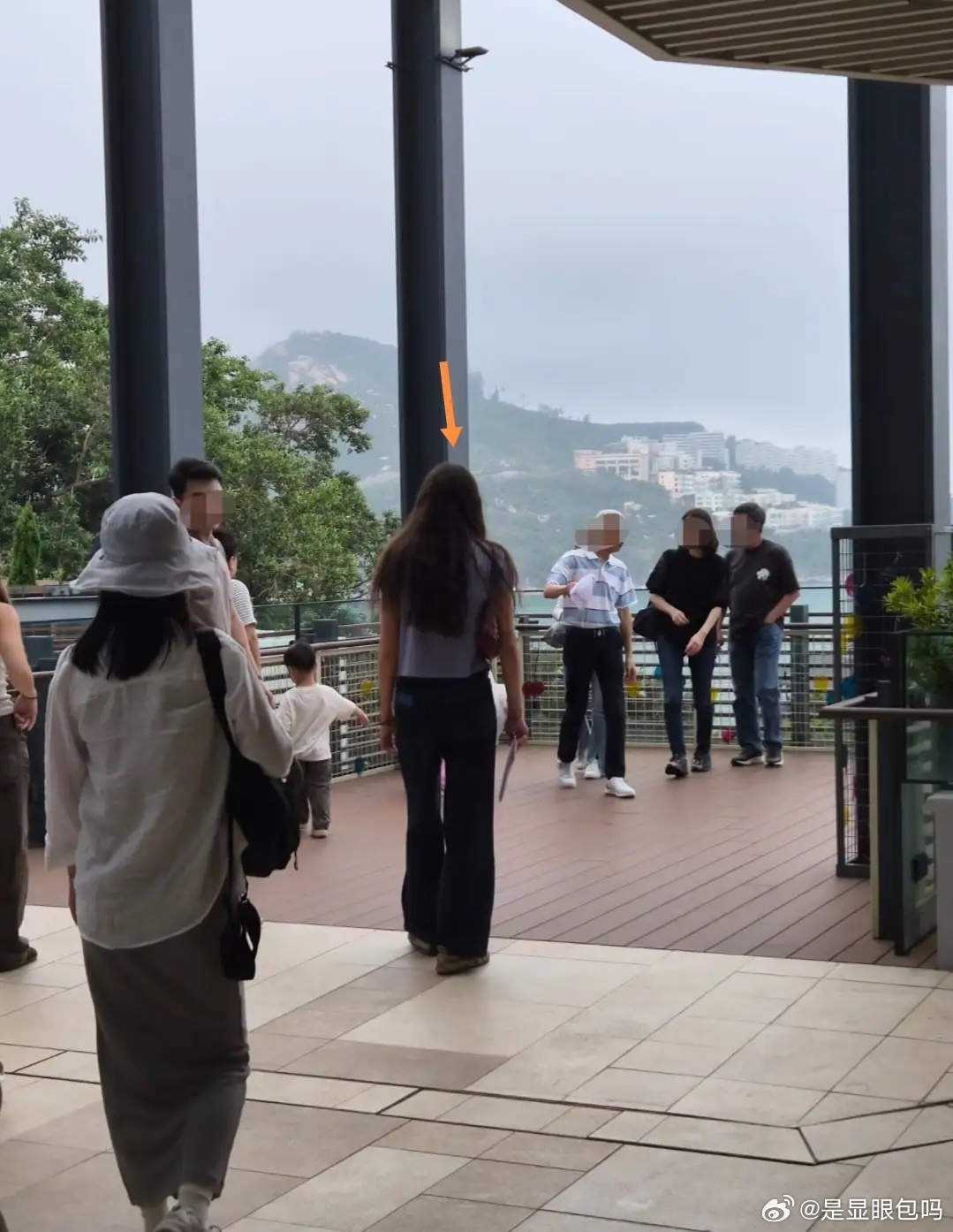 香港偶遇邓文迪小女儿，手长脚长高高瘦瘦，看打扮一点也不高调！ 