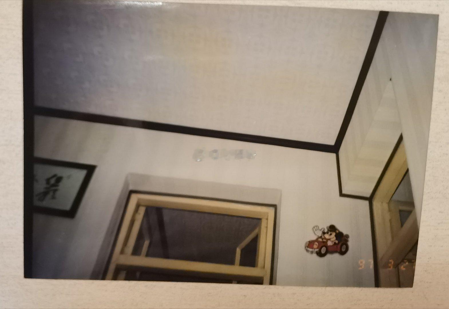 这是拍摄于1997年，我老家房子一角，我在这房子里住了9年。此地叫“月牙池”，这