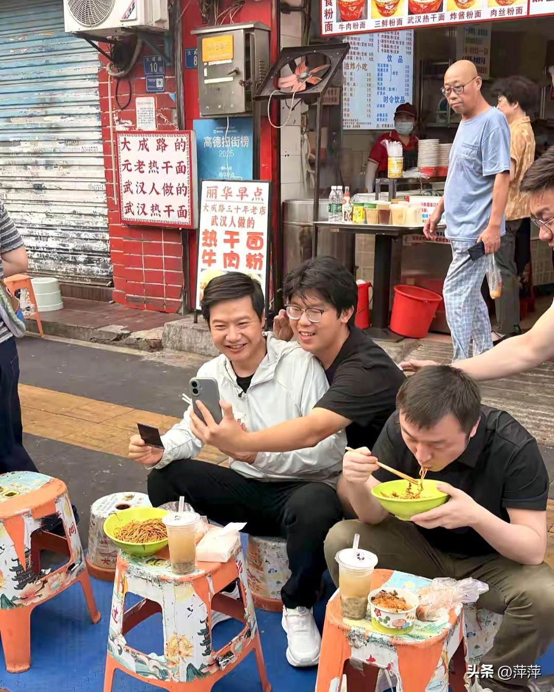 小米创始人雷军回到武汉，没有选择高档餐厅，直奔大成路三十年老牌早餐店丽华早点，蹲