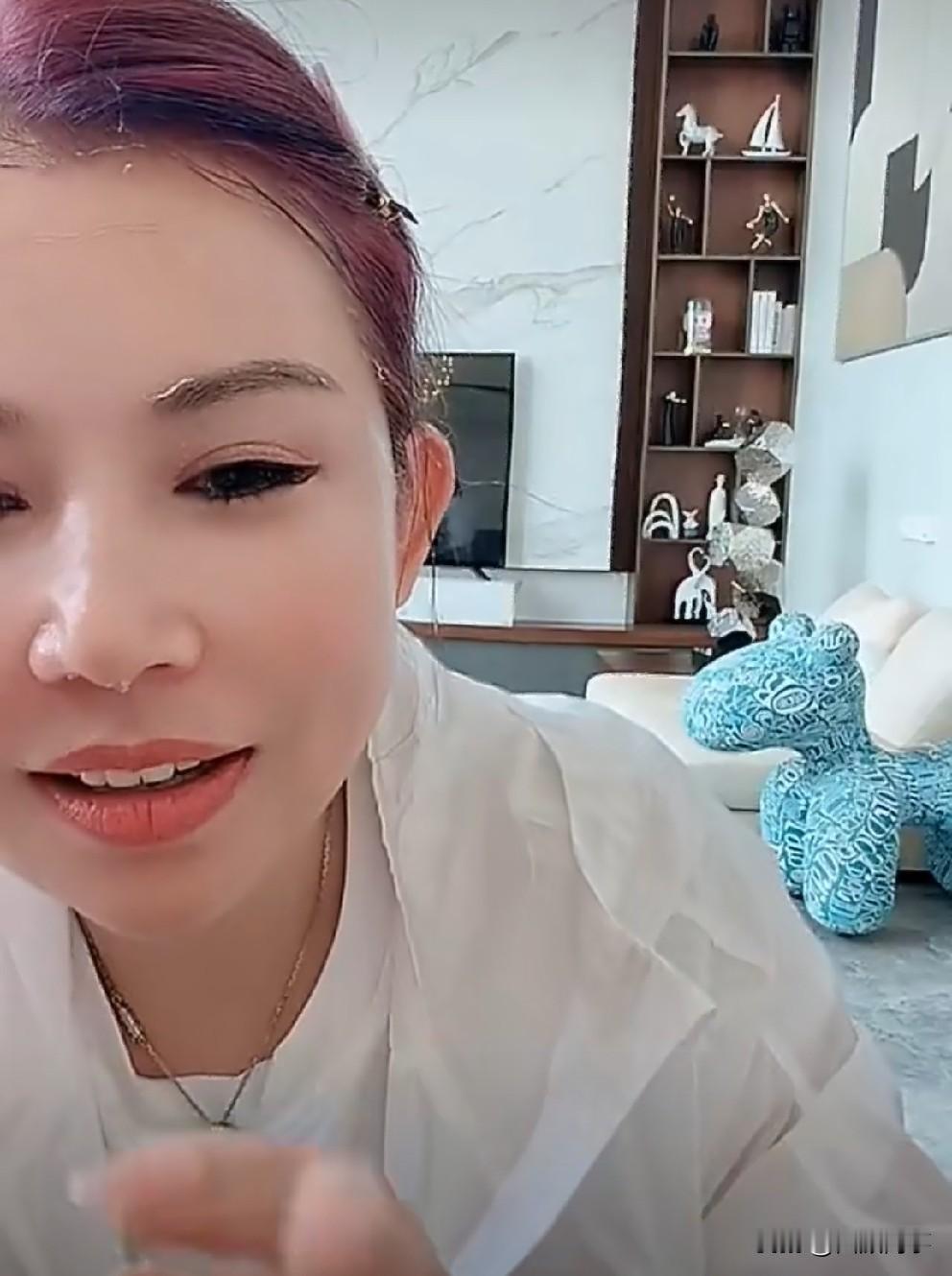 二驴表示辛巴对我挺好，送我一盒雪茄价值30万！

        二驴在驴姐直播