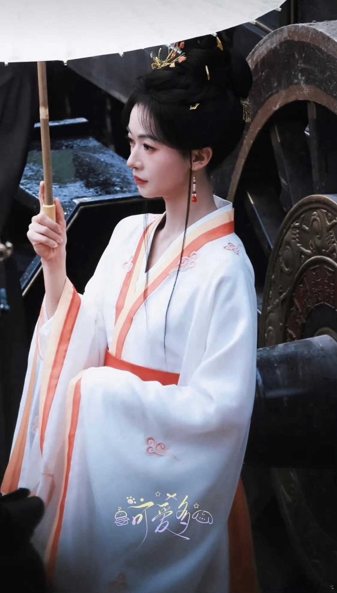 吴谨言凤不栖的妆造 