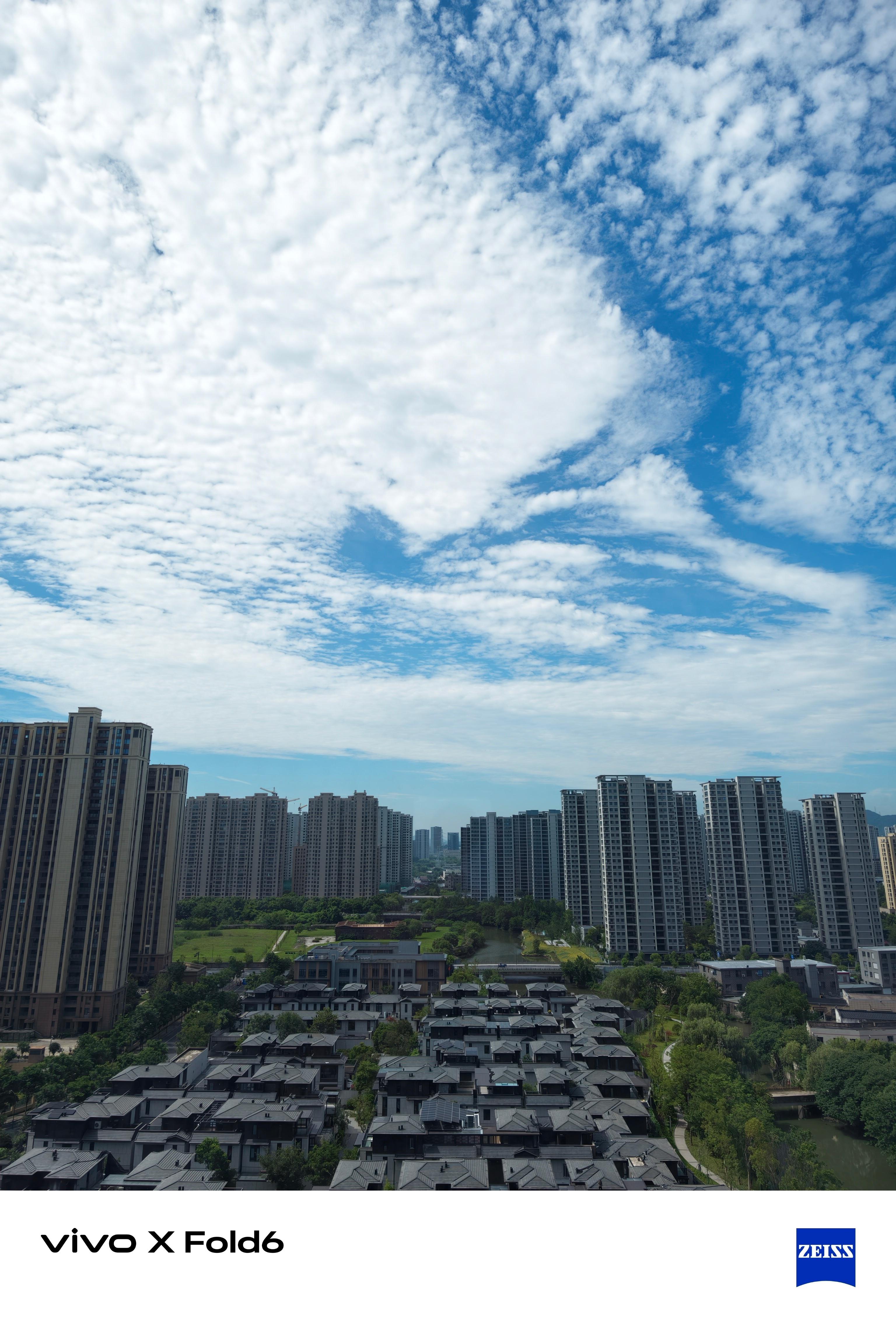 台风巴威又改路线了 改路线不来杭州了嘛？目前晴空万里，蓝蓝的天...白白的云..
