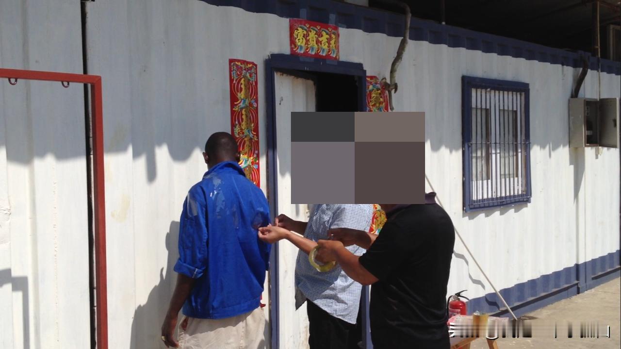 #以一张摄影作品诠释生活#
《过年》

千门万户曈曈日，总把新桃换旧符。

这是