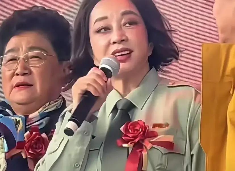 大年初七南沙，《风起南粤》开机。

75岁的刘晓庆穿墨绿唐装上台致辞，左手拿话筒