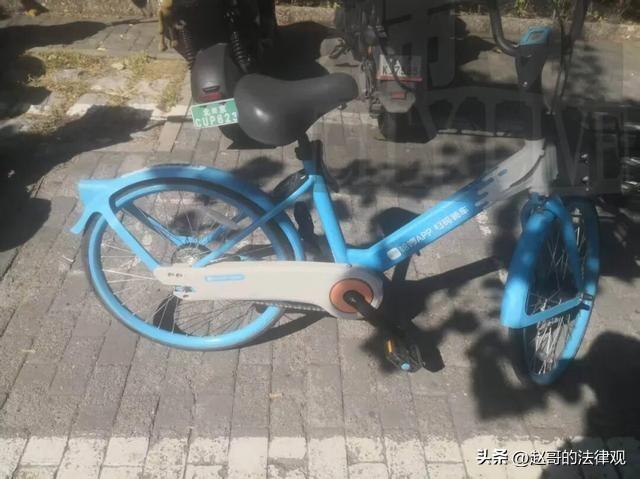 北京朝阳区，一男子在路边草丛里扫开1辆哈啰单车，骑出去没多久，车锁突然自己落下，