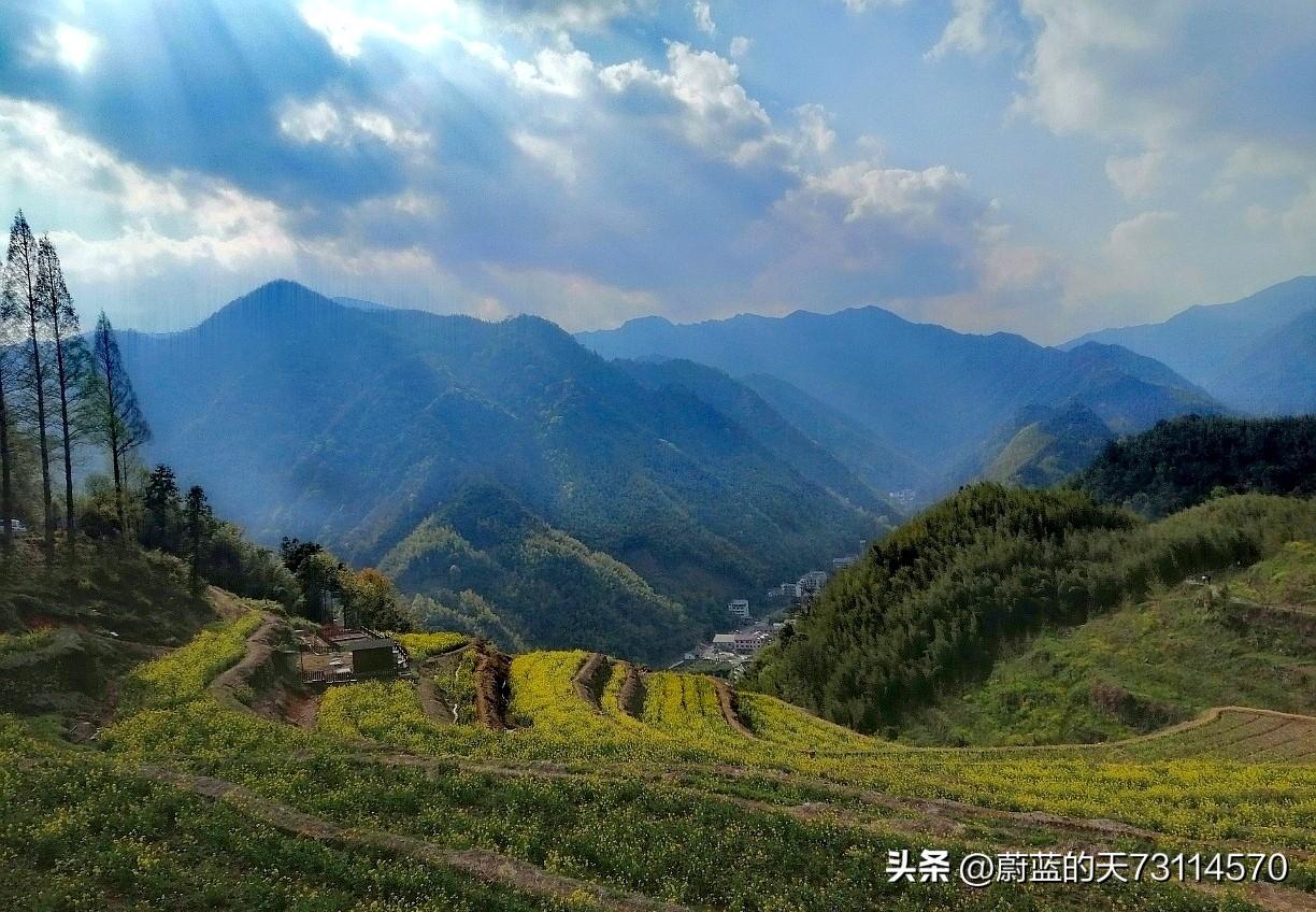 [玫瑰][玫瑰]远山长，云雾绕，晓山睛。自然之美，浑然天成，如诗画。