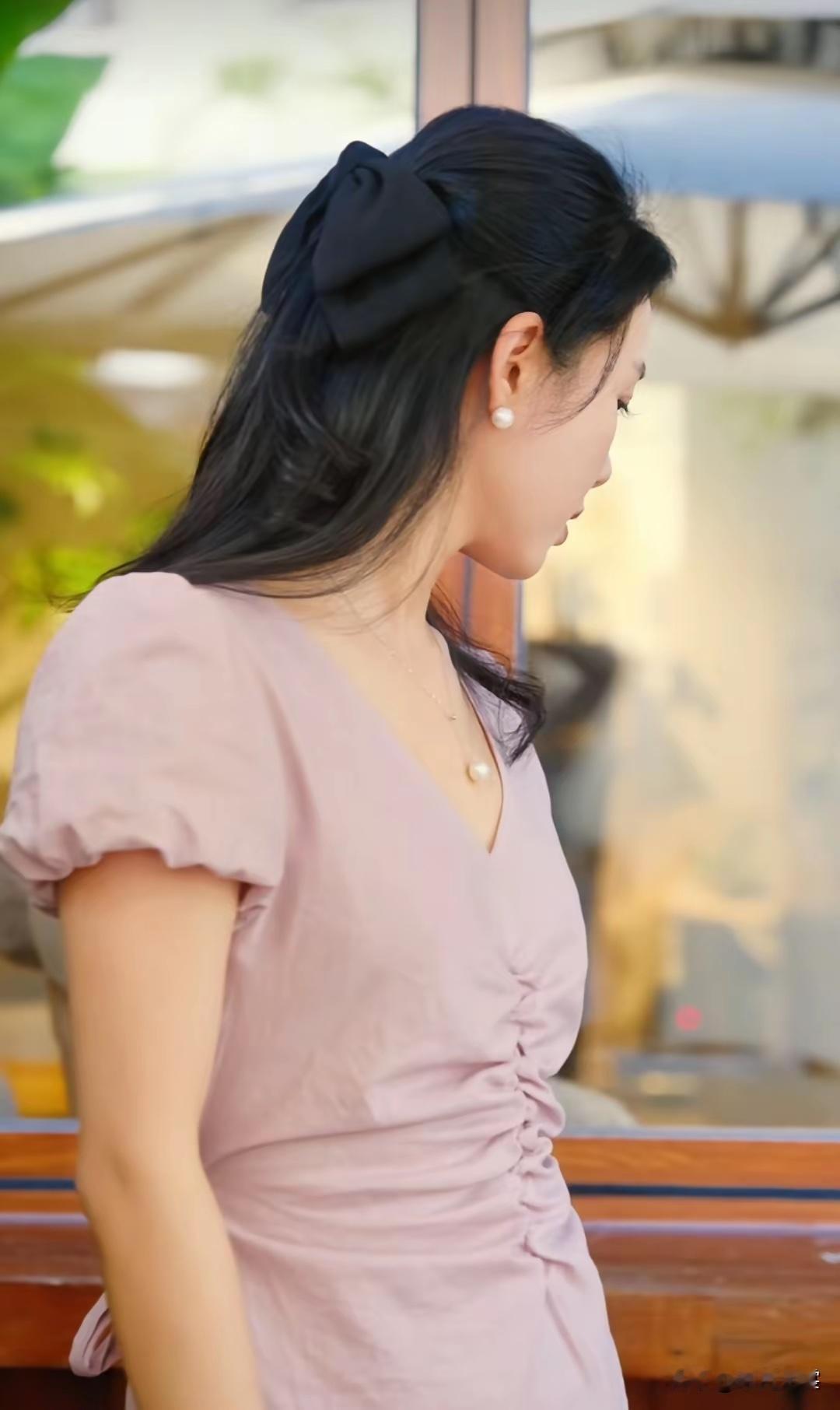 浅紫色的优雅大方，充满了迷人的诗意。 