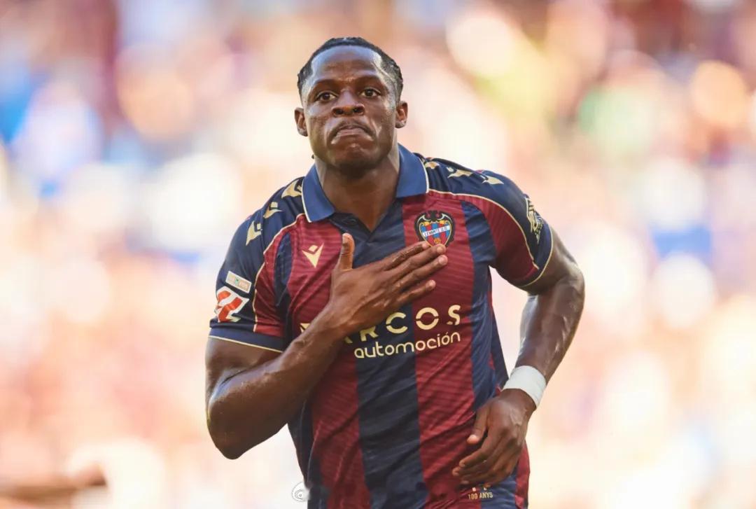 罗马诺消息，巴萨和英超俱乐部在非洲杯期间继续关注卡尔-埃塔-埃永，这名前锋在非洲