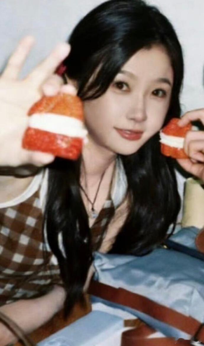 虞书欣姜暮吃草莓小卡 又甜又娇的样子，真的是让人感受到了满满的心动呀，咱就是说虞