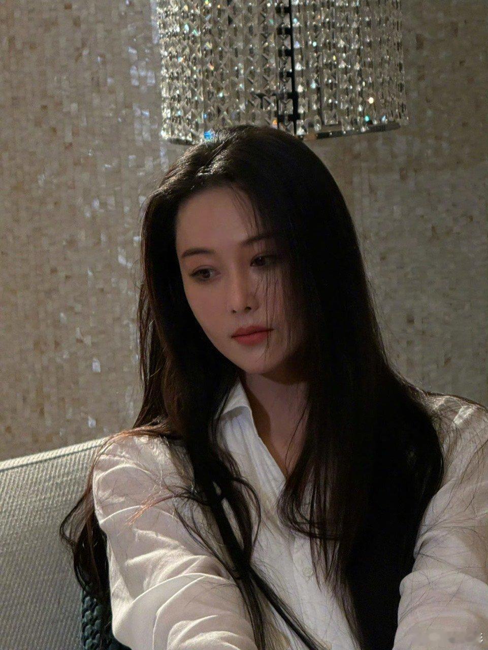 张馨予 这是12年前吗 张馨予冻龄神颜实锤！12 年前黑长直白衬衫和现在没区别，