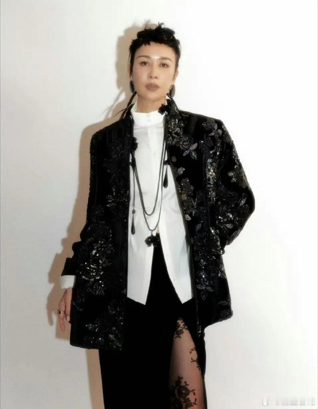 那英剪了个狗啃头严重怀疑这个发型师是窦靖童介绍的多看几眼，看着看着竟然看顺眼了是