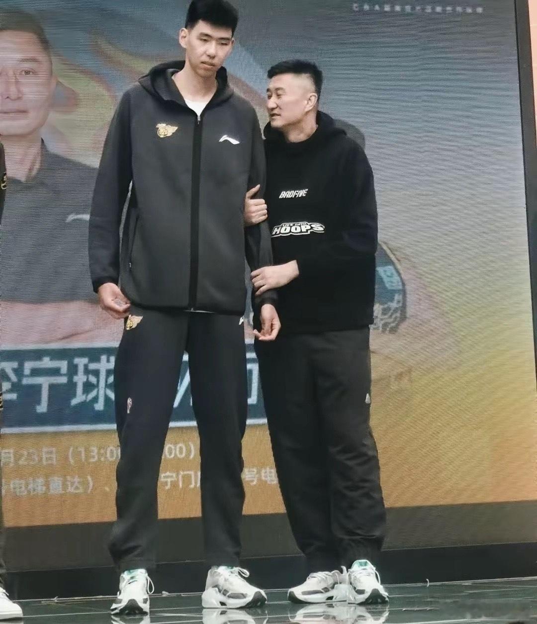 “徐昕，去圣安东尼奥要照顾好自己，别忘了为师的栽培！广东队永远挺你！”今天，中国