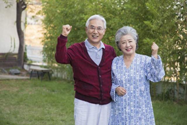 九点睡觉是错误的？医生建议：过了73岁，睡觉尽量要做到这几点