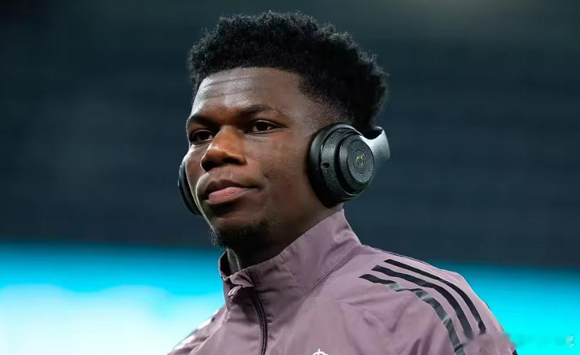 《每日电讯报》消息，曼联正在密切关注皇马中场楚阿梅尼的动态，曼联计划今夏至少签约